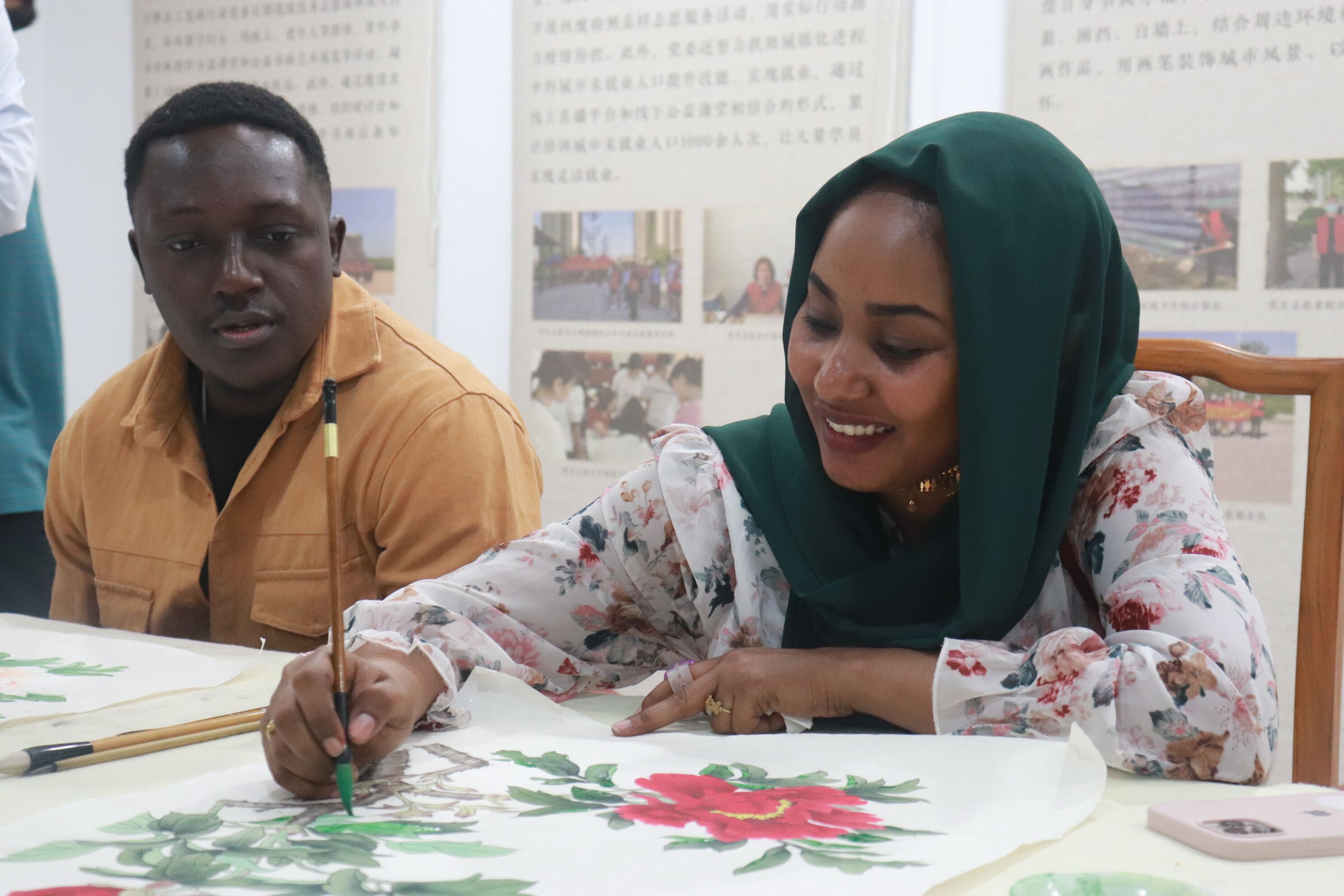  <br/>　　在巨野县书画院内，外国留学生们不仅近距离了解、观看了工笔画的历史和绘画工艺，还一起亲手绘制了一幅工笔画。 <br/>