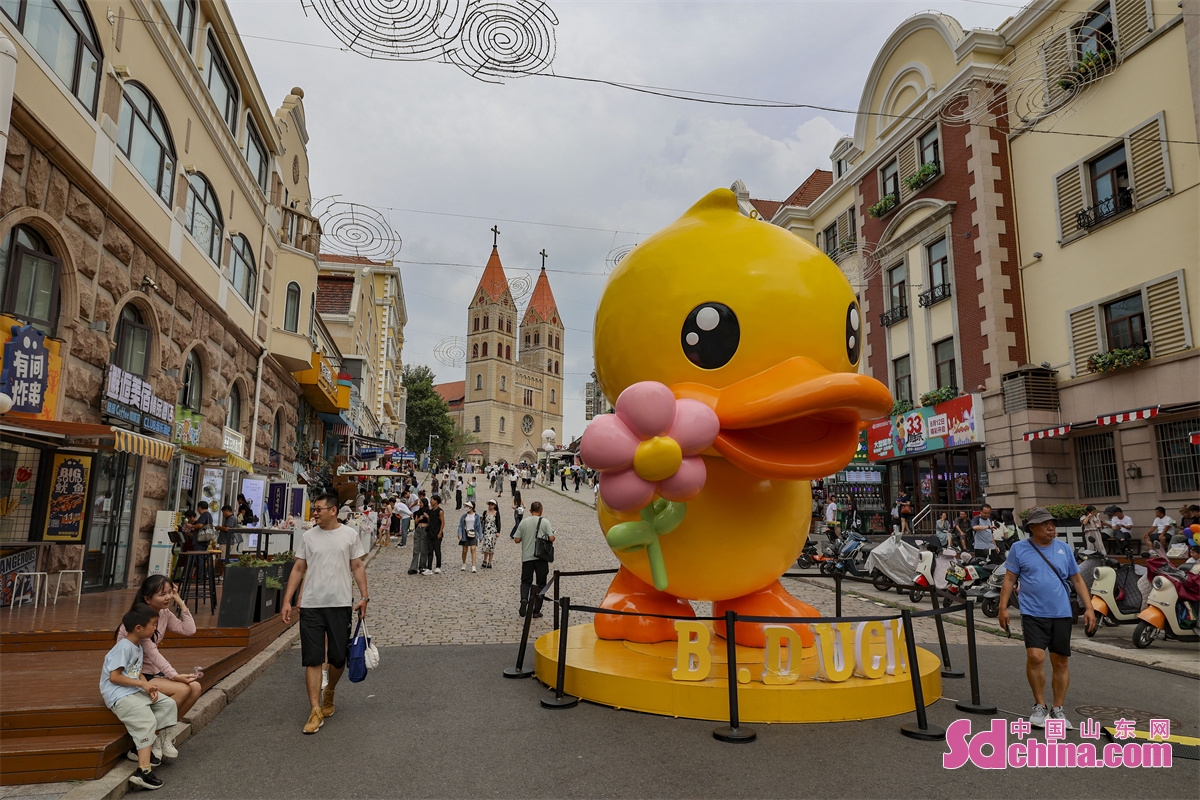 After a renovation, the old urban area around Zhongshan Road in Qingdao, Shandong Province has regained vitality and become a popular place for tourists to visit. (Photo by Han Jiajun)