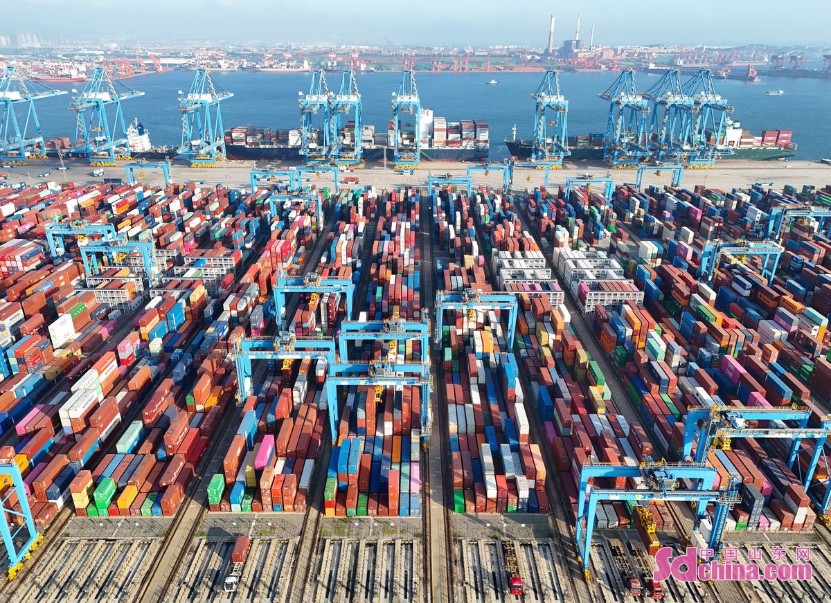 On August 23, the Chang Xian ship is seen loading cargo at the fully automated container terminal of Qingdao Port in Shandong Province, China.<br/>According to statistics from Qingdao Customs, Shandong's trade with BRICS countries amounted to 286.47 billion yuan in the first seven months of 2023, showing a 23.2% increase compared to the same period last year. Since the establishment of the BRICS cooperation mechanism in 2009, Shandong's trade with Russia, India, Brazil, South Africa, and other member countries has grown at an average annual rate of 13.1%. (Photo by Zhang Jingang)<br/>