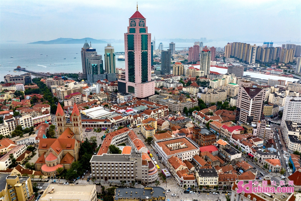 After a renovation, the old urban area around Zhongshan Road in Qingdao, Shandong Province has regained vitality and become a popular place for tourists to visit. (Photo by Han Jiajun)<br/>