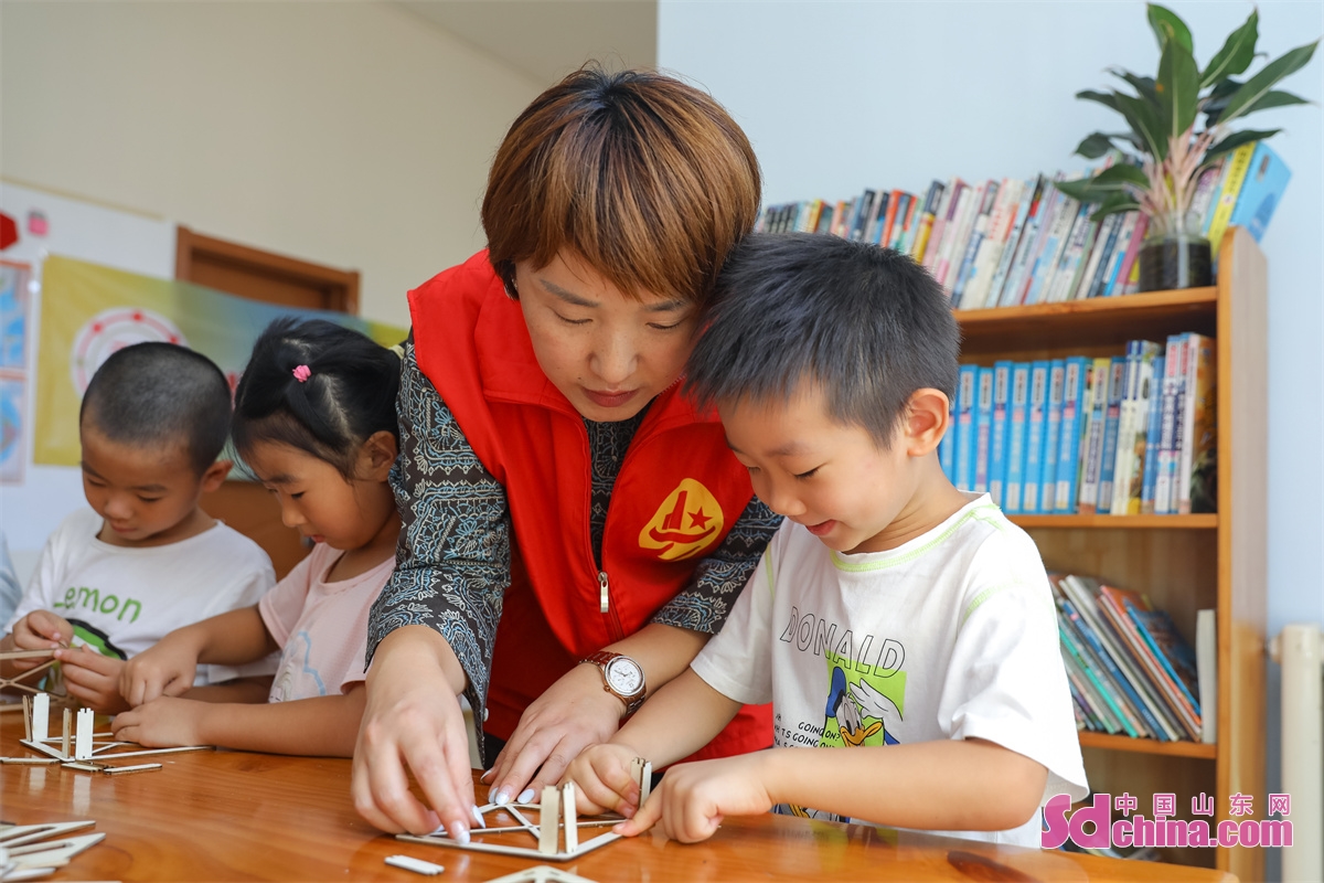 <br/>Children are seen experiencing the fun of scientific experiments through hands-on activities such as hand-eye coordination, dancing paper clips, and sound standing waves at a Science Popularization Museum in Qingdao City, Shandong Province. (Photo by Zhang Ying)