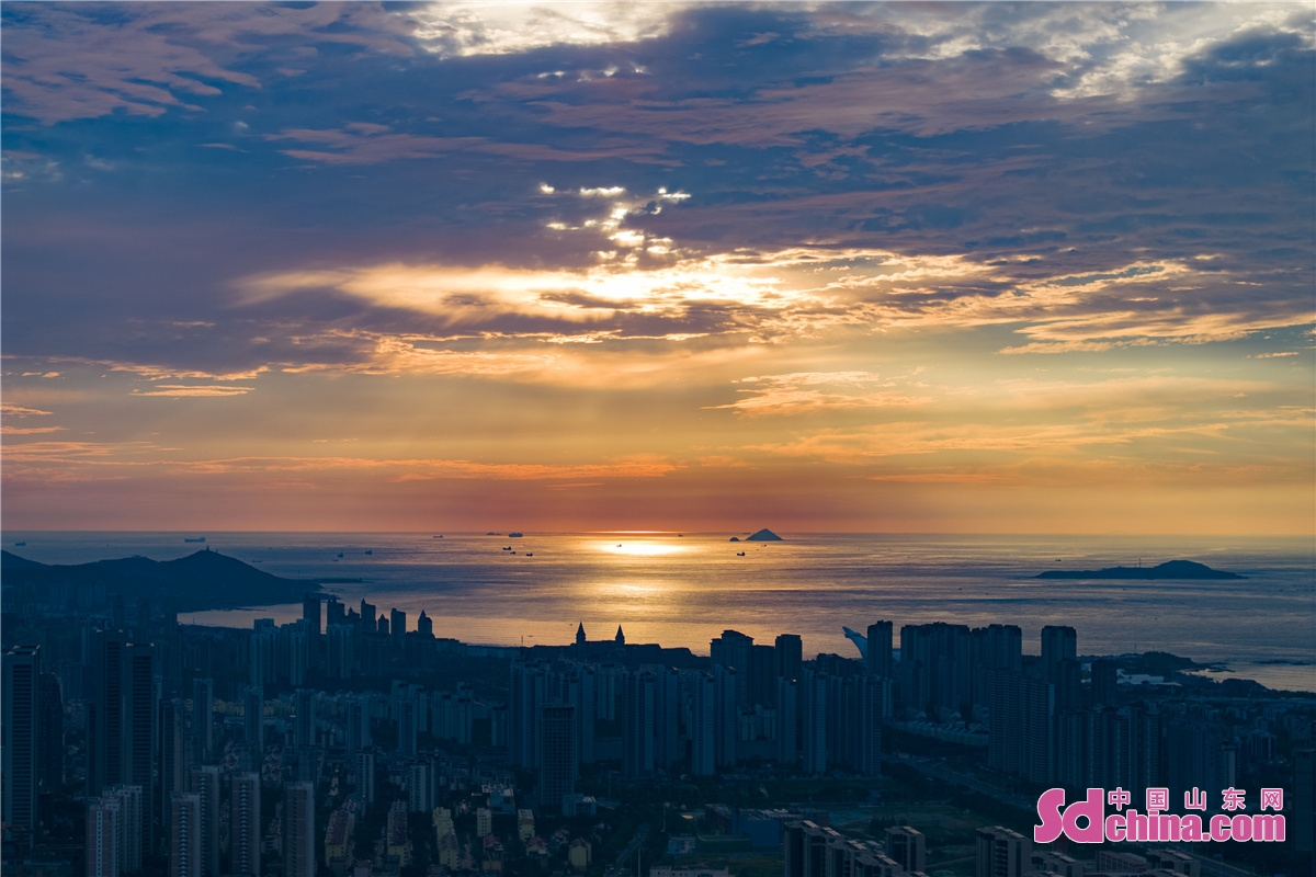 Shandong's Qingdao West Coast New Area is adorned with a vibrant and stunning morning glow, making it an incredibly beautiful sight. (Photo by Han Jiajun)<br/>