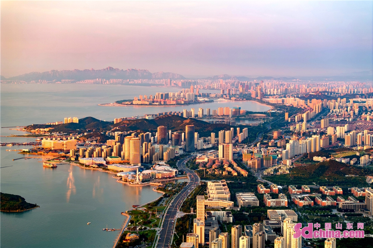 Shandong's Qingdao West Coast New Area is adorned with a vibrant and stunning morning glow, making it an incredibly beautiful sight. (Photo by Han Jiajun)<br/>
