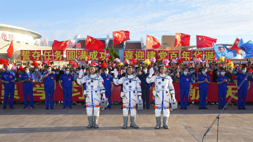 神十二載人飛行任務圓滿成功 航天員抵達北京