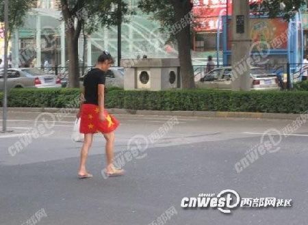 西安少女国旗门惹众怒 或触犯刑法