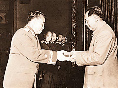 1955年首次將帥授銜：周恩來劉少奇鄧小平辭帥