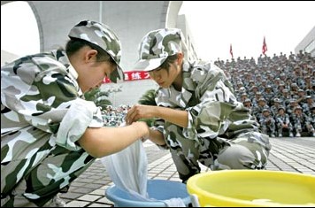 缝扣子洗衣服 军训新内容难倒90后新生