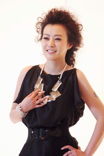 从《白银帝国》卸下古装 <em>郝蕾</em>性感登杂志封面