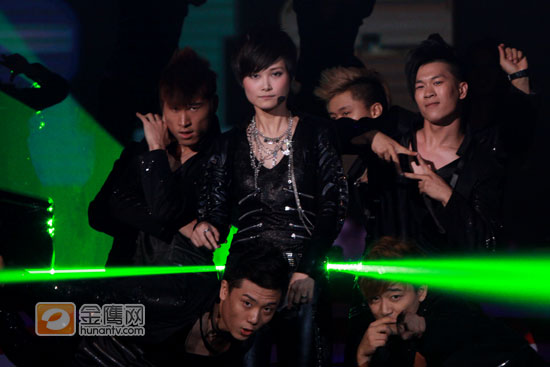 李宇春2009<em>快女决战之夜</em>帅气现场照片(组图) 