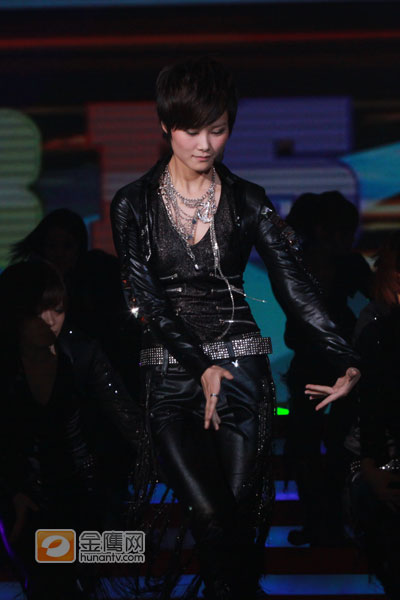 李宇春2009<em>快女决战之夜</em>帅气现场照片(组图)_