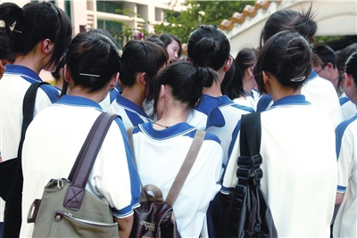 留发不留校 广东佛山32名女生因留长发被停学_中