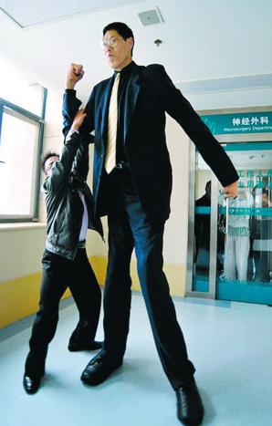 中国第一巨人网络征婚 比姚明高近20厘米(图)