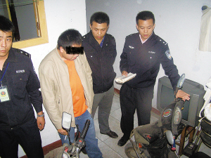 男子捡回一对<em>母女同居</em> 因缺钱3800元将其卖掉