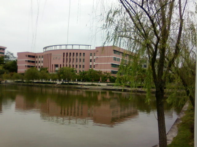 <em>复旦大学女子</em>坠楼身亡 校方称其并非本校学生