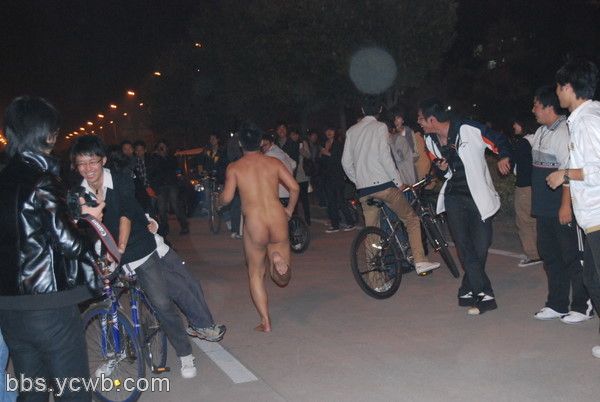杭州惊现裸奔男 系浙江工商大学学生(图)