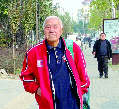 济南82岁老爷爷洗凉水澡 16个冬天只穿裤头(图)