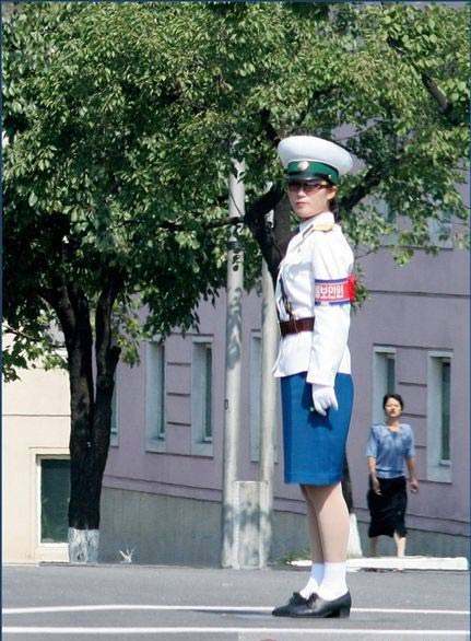 朝鲜女交警 要求长得漂亮(组图)