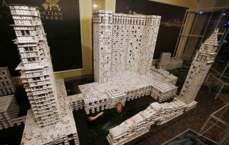 美国建筑师堆出世界最大的扑克牌房子