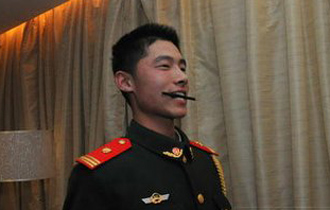 武警咬筷子练微笑 两会上最可爱的人