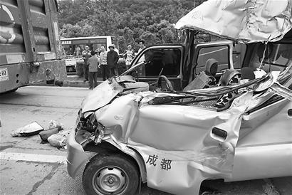 货车撞卡车 两岁娃娃没了爸