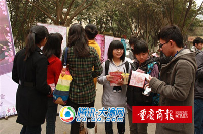 写<em>诗歌</em>收祝福 重邮女大学生过 <em>女生节</em> _中国山