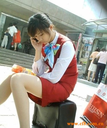 实拍纯洁空姐街头销魂坐姿