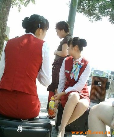 实拍纯洁<em>空姐</em>街头销魂坐姿