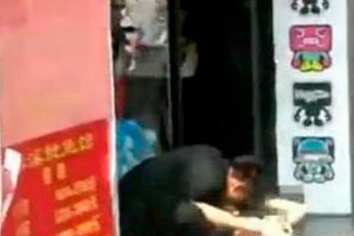 <em>上海醉酒男女上演</em>田林路不雅视频