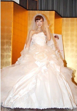 34岁<em>星野亚希</em>与22岁三浦皇成婚 婚礼挤胸险走
