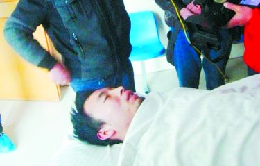 男子深夜赤身露体激斗持刀劫匪 身中20多刀(图)