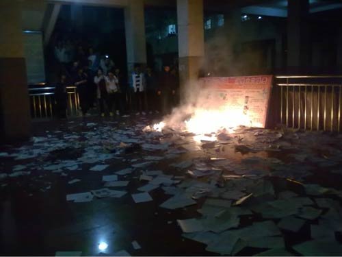 湖北学生集体焚书