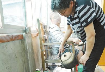 男子因车祸成植物人 母亲悉心照料八年将其唤醒