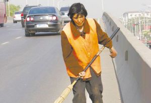 六旬女环卫工左手残疾 靠右臂扫马路被赞坚强(图)