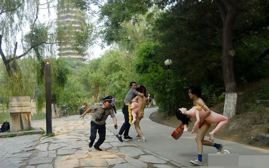 北大现裸奔男:穿红色<em>丁字</em>裤 抱充气娃娃_中国