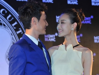 冯绍峰倪妮联手吸金戴情侣表 当台整理西装倪妮显害羞