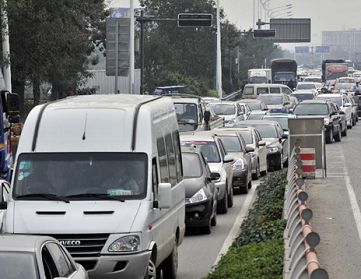 国庆首日多地现出行高峰(图)