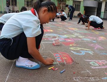 济南六十五名小学生画百米粉笔画为祖国庆生