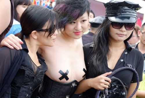 台湾大规模同性恋游行 <em>美女</em>仅乳贴 淫乱有理 (