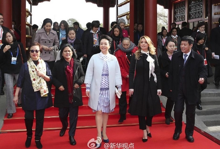 彭丽媛同APEC领导人夫人游颐和园