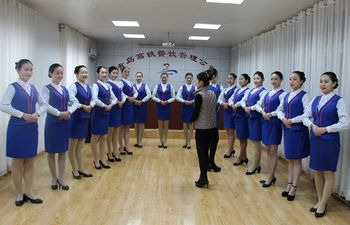 青荣城际铁路140名"动姐"亮相(组图)
