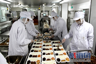 青荣城铁盒饭来自"高铁中央厨房"