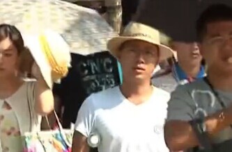 三亚:游客文明旅游留下一片洁净海滩
