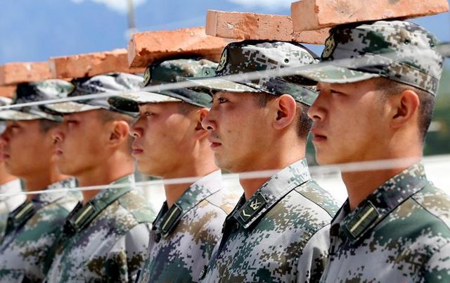 阅兵新型坦克方队官兵头顶砖块练队列