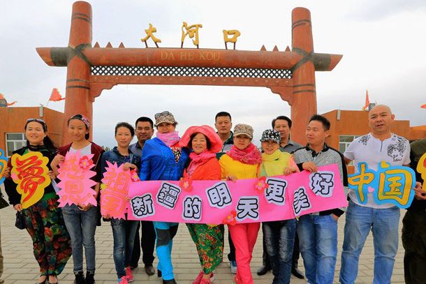 高清组图：各地景区爆棚在即 中外游客祝福新疆