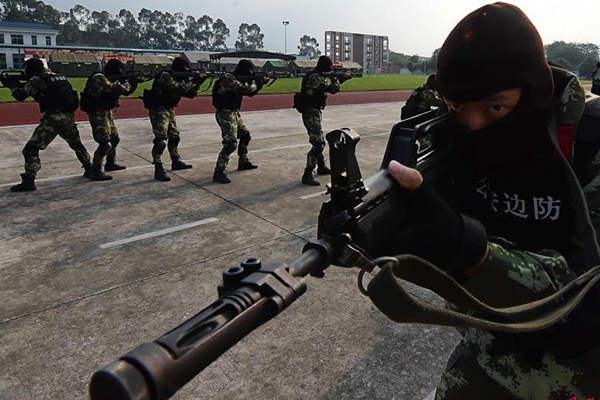 远程实兵拉练向国庆献礼