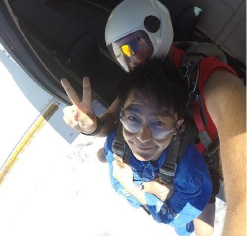 梦想家林志颖晒高空跳伞照 他正逐步实现梦想