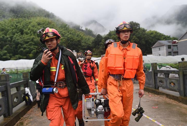 浙江遂昌山体滑坡最新进展：15人获救　26人仍失联9月29日，救援人员抬着设