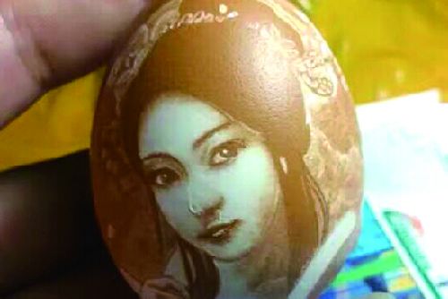 龙口钻床女工做蛋雕 遍访名师学技艺