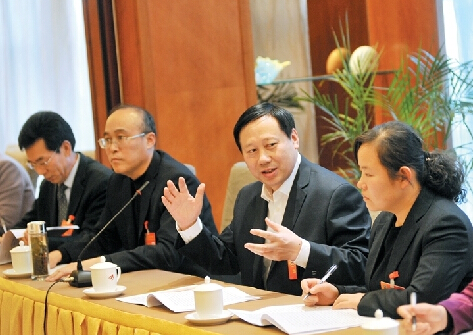 济宁政协委员分组讨论两个报告