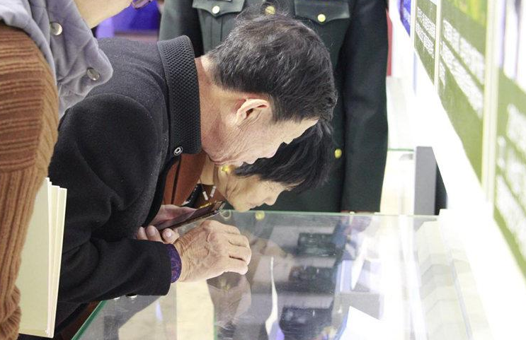 维和烈士申亮亮的父母：把部队变化说给儿子听